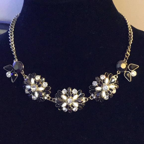 Flower motif necklace - Picture 2 of 3